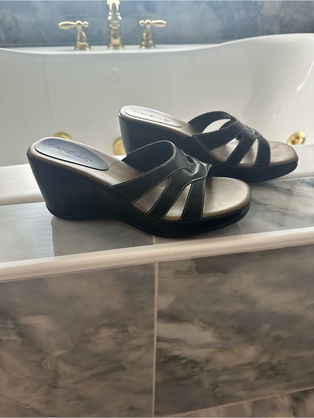 Wedge, black slides!